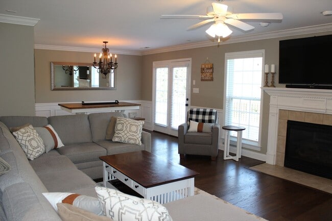 Building Photo - Amazing 3 bd/2.5bth in Farragut!!