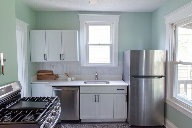 Building Photo - 6903 Cambridge Ave