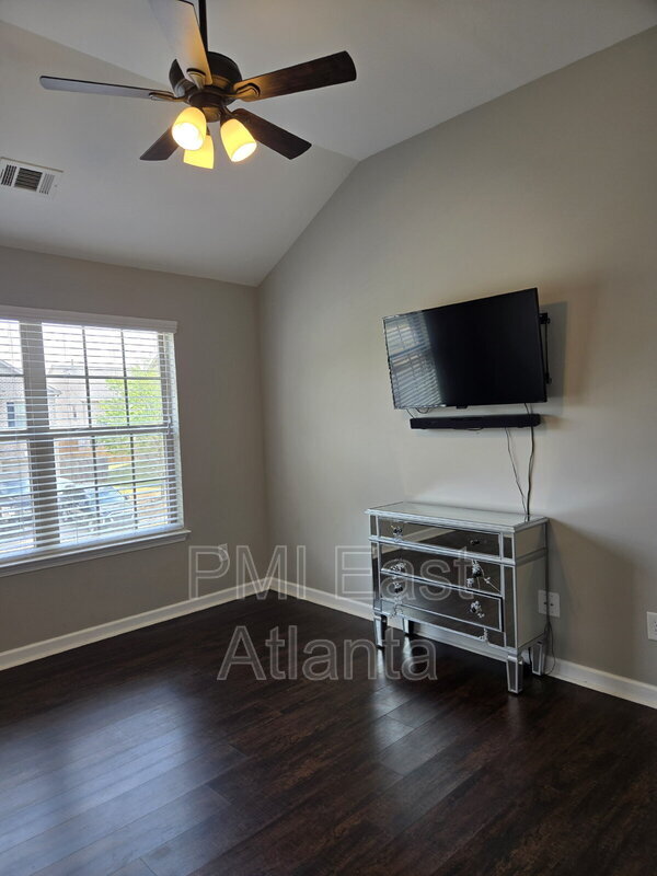 Building Photo - 422 Live Oak Pass