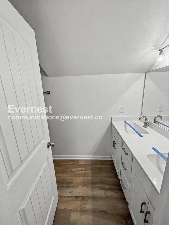 Building Photo - 3 Bed, 2.5 Bath Home with Fenced Yard & Garage / Available Now!