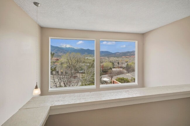 Building Photo - 608 Crown Ridge Dr