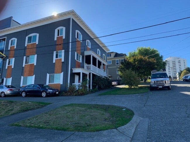 Building Photo - 612 S 18th St