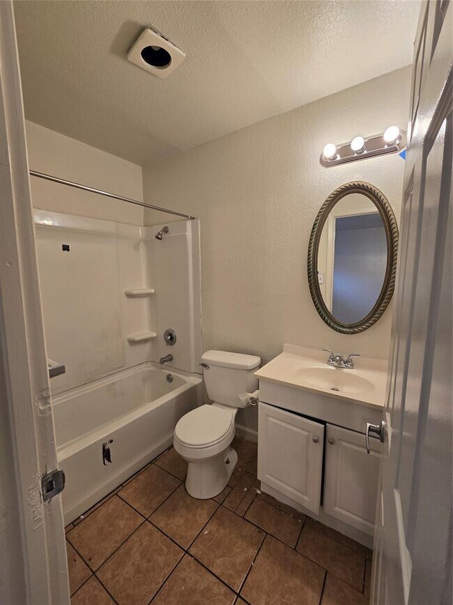 Building Photo - 1109 Village Green Dr