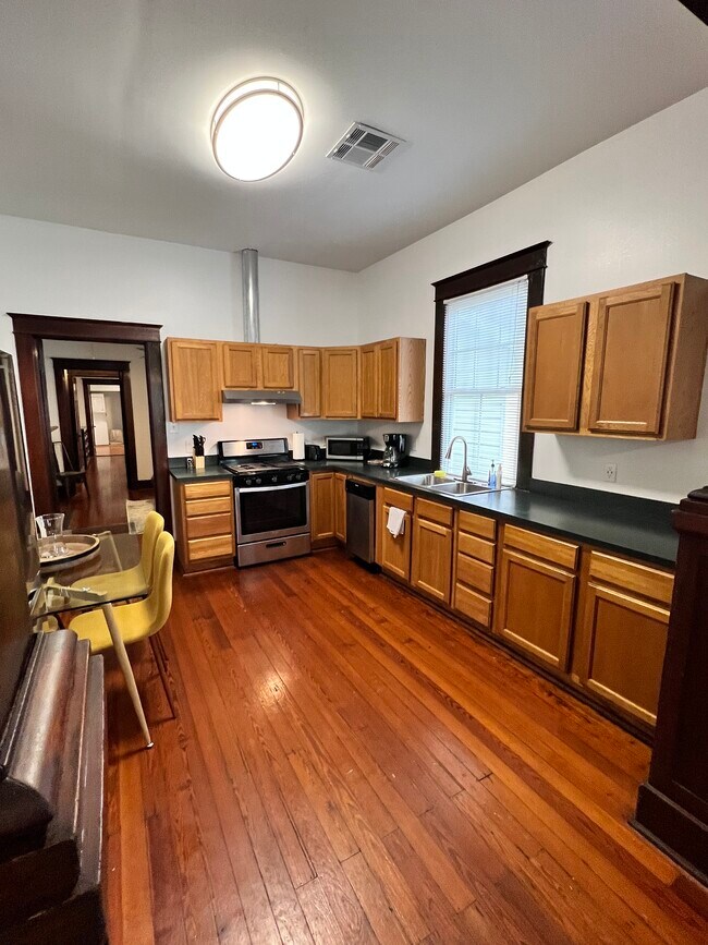 Building Photo - 1707 Rousselin Dr