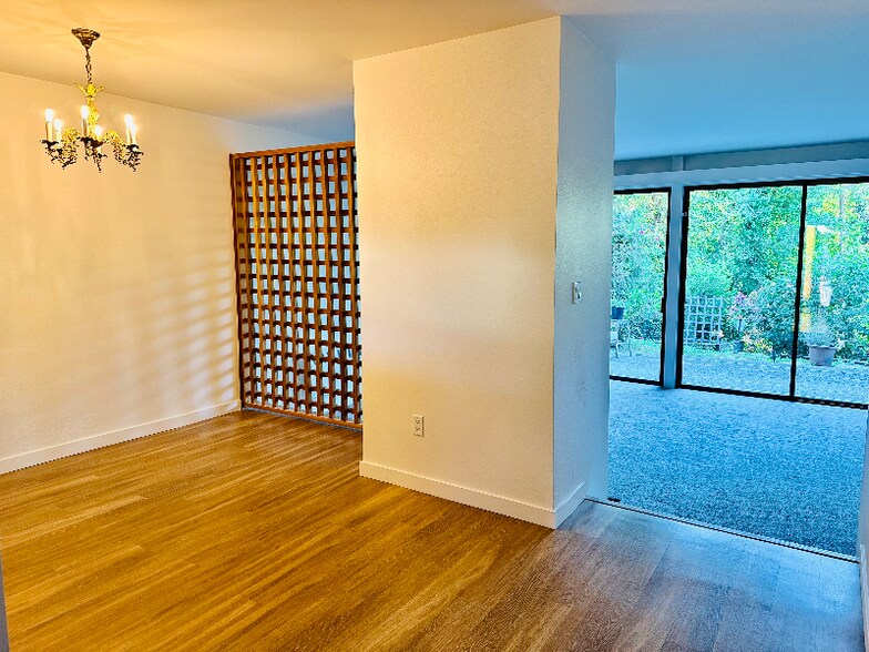 Building Photo - 22703 Lakeview Dr