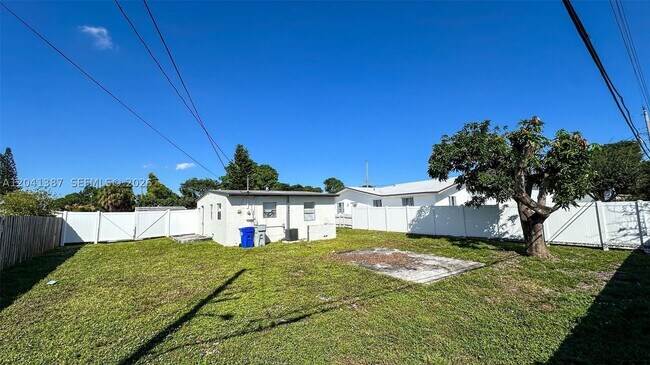 Building Photo - 550 NW 15th Ct
