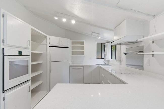 Building Photo - Single level Bainbridge Island home