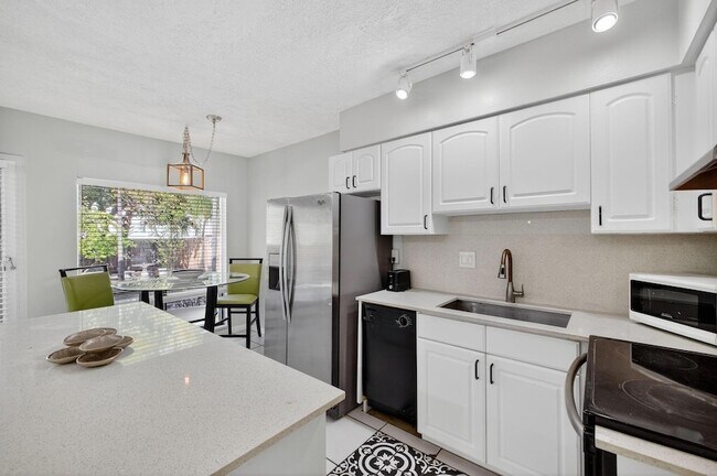 Building Photo - 2624 NE 30th Pl