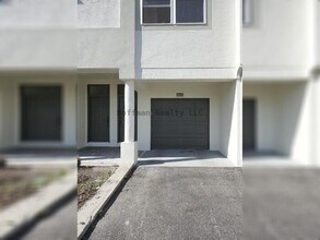 Building Photo - Harbour Island - Resort Style Living in a Gated Community