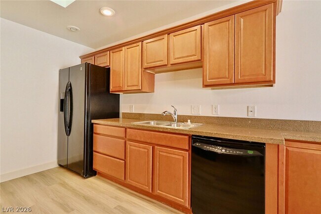Building Photo - 3181 Pinehurst Dr