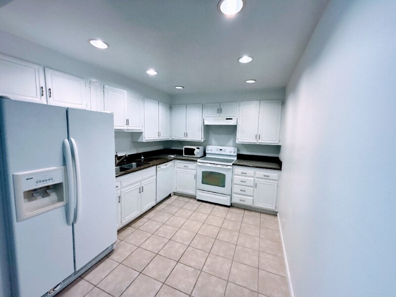 Building Photo - 300 Cagney Ln