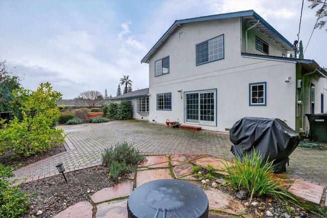 Building Photo - Absolutely Beautiful 4BR 3.5BA 2 Story Home in quiet neighborhood in Los Altos