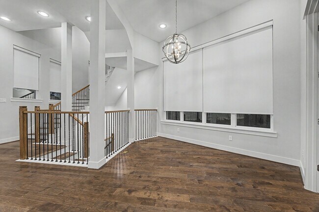 Building Photo - 1226 W 26th St