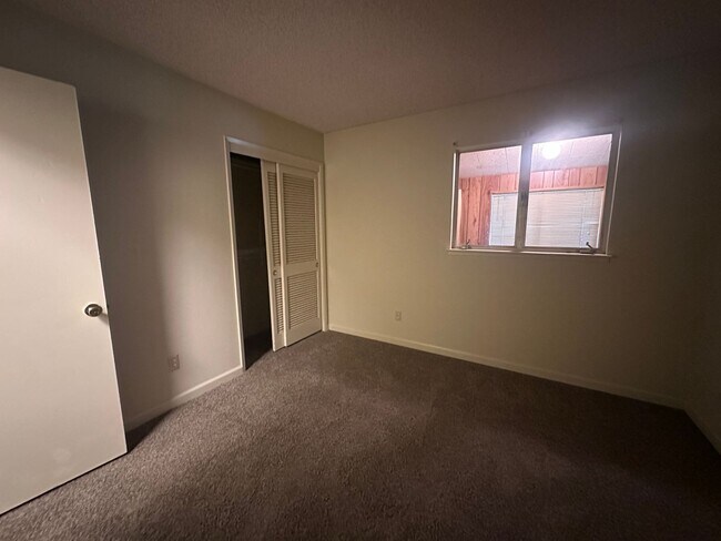 Building Photo - 4 Bedroom 2 Bathroom Home with Landscaped ...