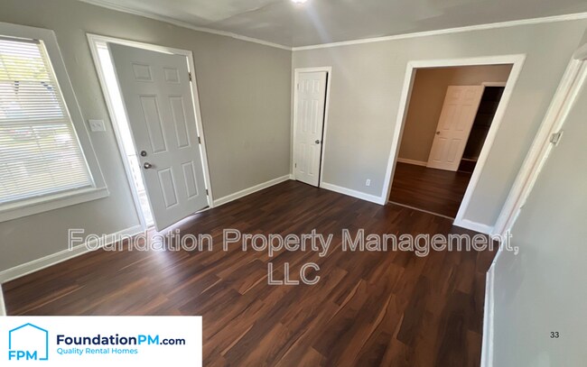 Building Photo - 2303 Longstreet Dr