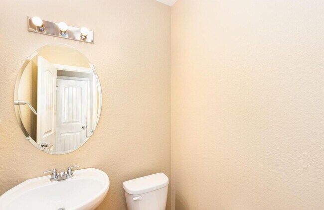 Building Photo - Beautiful 4 Bed 2.5 Bath with 2 Car Garage Home with Fenced Backyard in High Point at DIA!