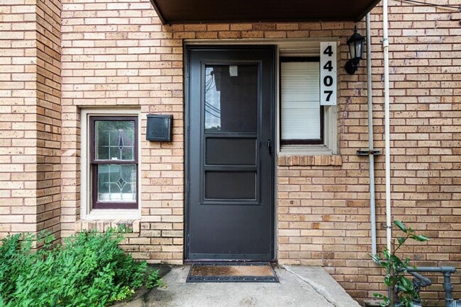 Primary Photo - 4407 Stanford St