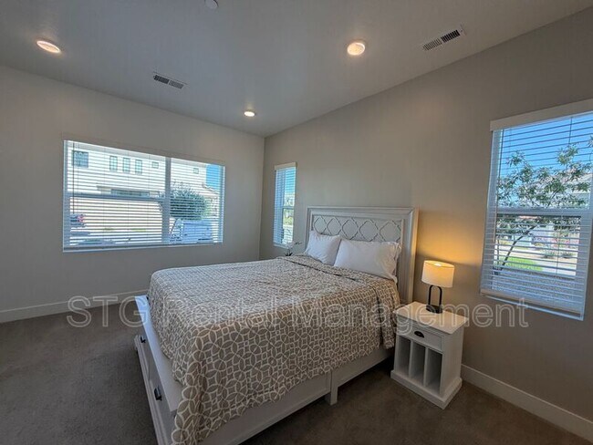 Building Photo - 5801 S Garnet Dr