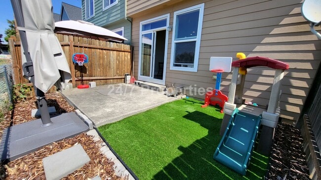 Building Photo - Stylish and Modern 3 BD | 2.5 BA Home - Mo...