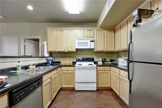 Building Photo - 4X2 West Campus Condo Under $900 Per Bedroom