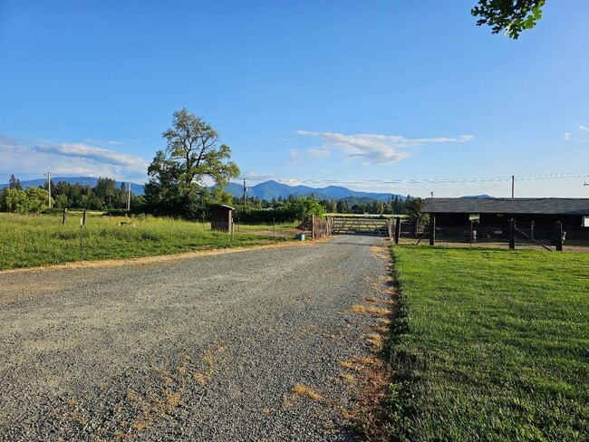 Building Photo - Horse Property on 2.5 Acres Minutes to Downtown Grants Pass