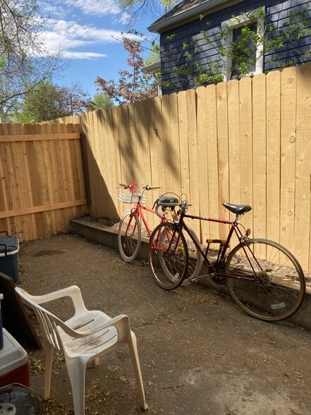 Building Photo - 979 S Lake St