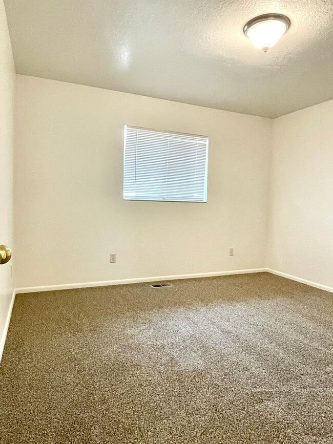 Building Photo - 54 W 250 N