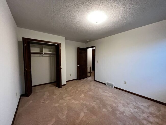 Building Photo - $1,950 | 4 Bedroom, 2.5 Bathroom Multi Flo...