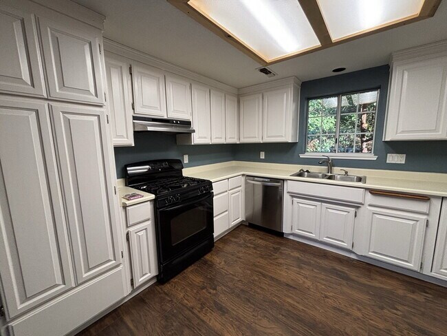 Building Photo - 3 bedroom home on community pond - great fishing!