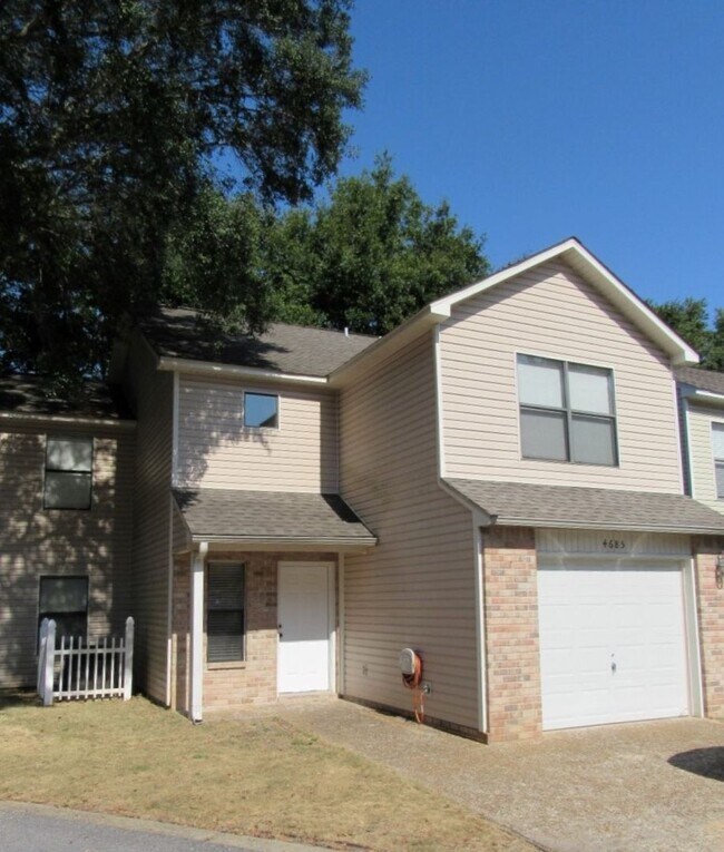Building Photo - Convenient Northeast location!