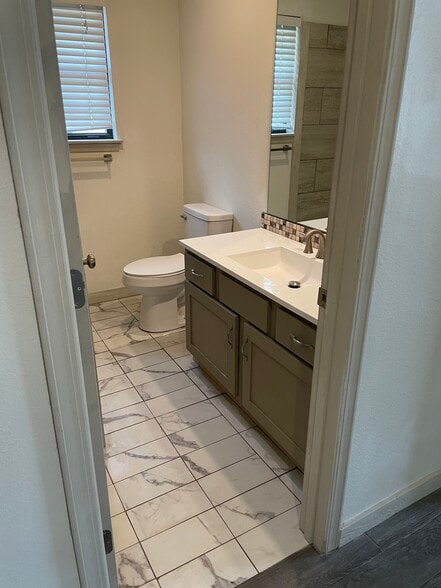 Building Photo - 502 SE Lee Haven Dr