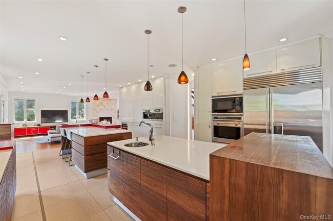 Building Photo - 2 Hudson St