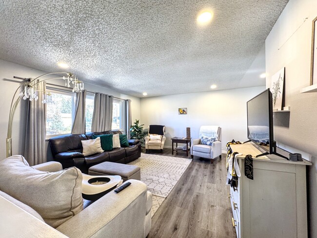 Building Photo - 1105 Mt View Ln