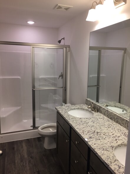 Master bathroom - 2706 N Teresa Dr