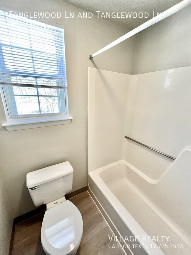 Building Photo - 442 Tanglewood Ln