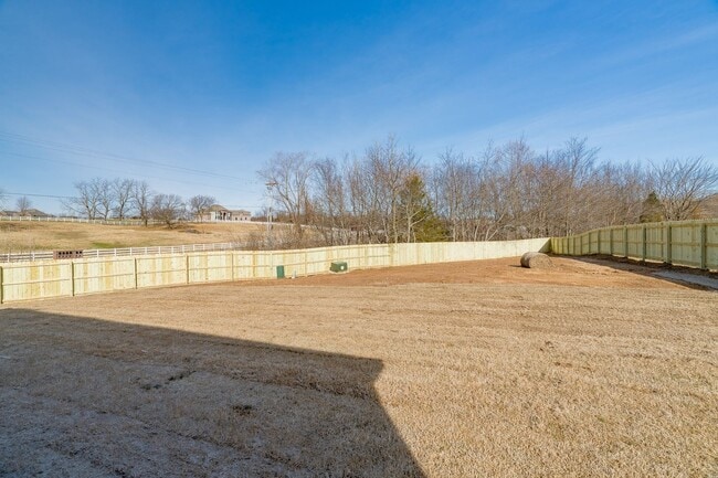 Building Photo - Beautiful 4 bedroom Home on Valley View Golf Course. HUGE Fenced Yard!