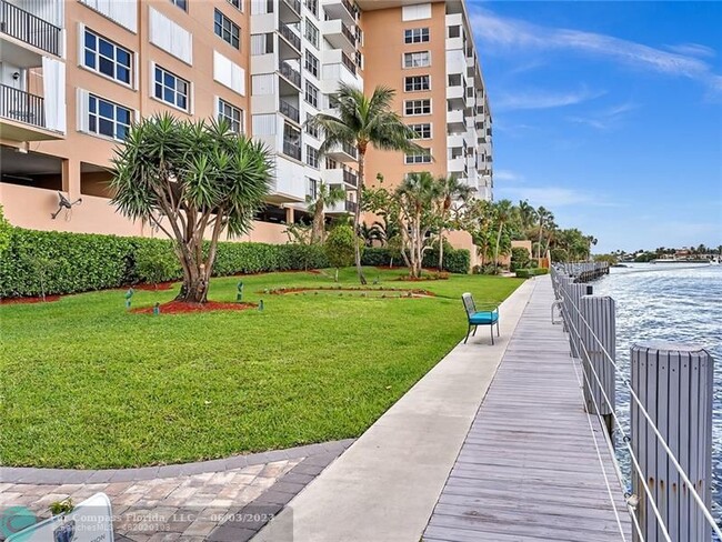 Building Photo - 1150 Hillsboro Mile-