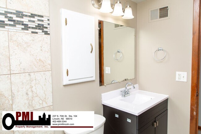 Building Photo - 2 Bedroom and 1.5 Bathroom Apartment Avail...
