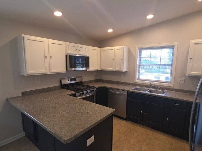 Building Photo - Southside Kenosha 4 bedroom