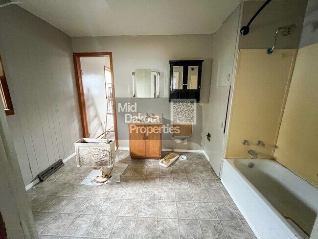 Building Photo - 602 E Ash St