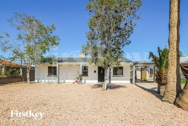 Building Photo - 812 E Las Palmaritas Dr