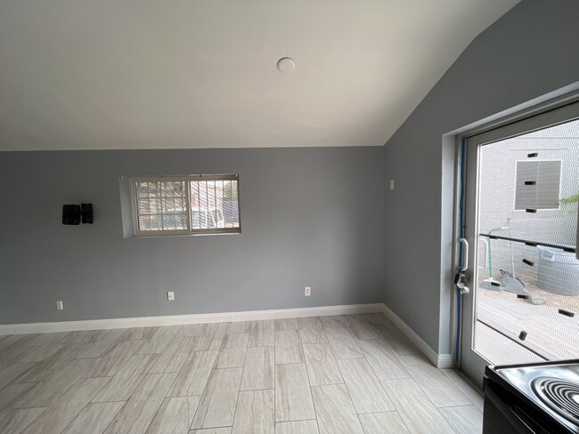 Building Photo - ALL UTILITIES INCLUDED STUDIO CENTRALLY LO...
