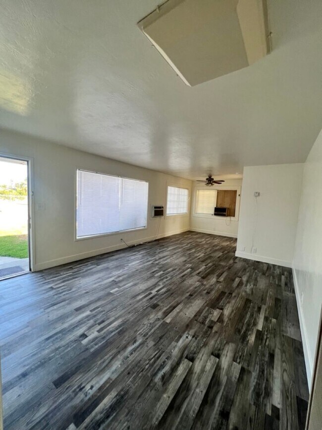 Building Photo - Spacious w/Large Yard!
