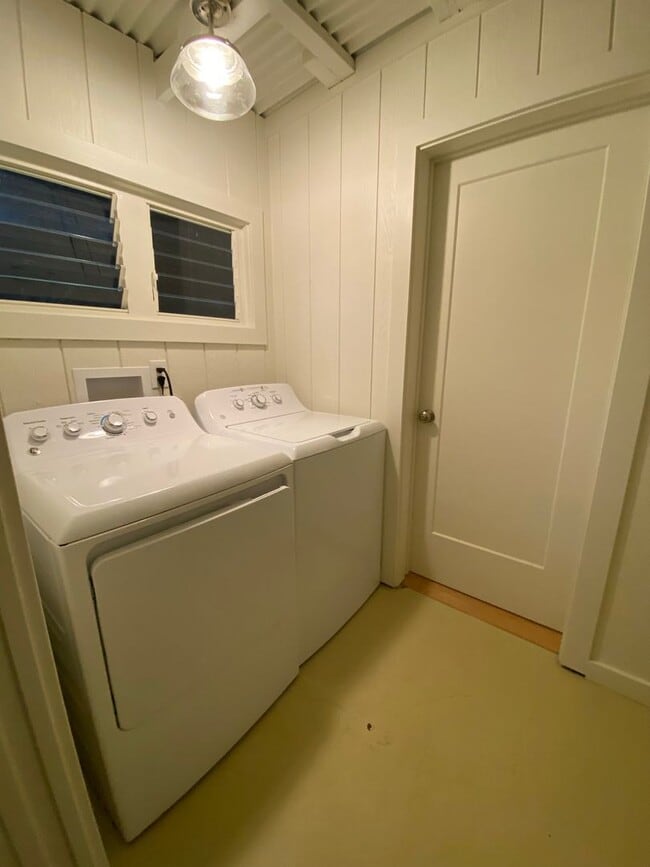 Building Photo - 3 Bedroom 2 Bath home in Hanalei w/Media Room