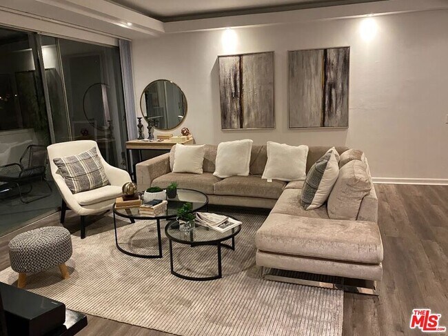 Building Photo - 7250 Franklin Ave