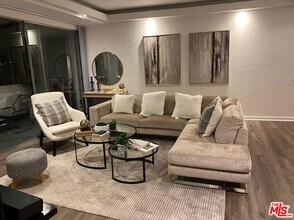 Building Photo - 7250 Franklin Ave