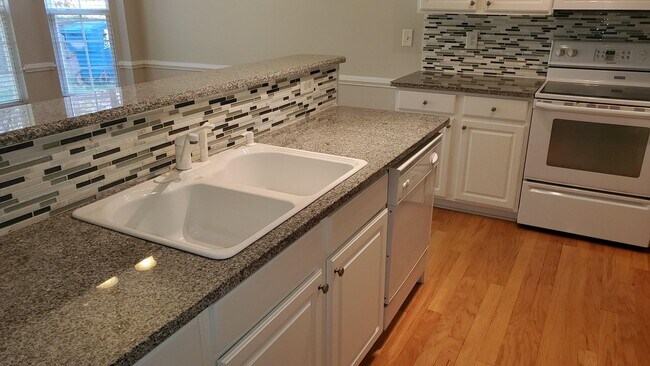 Building Photo - Coming Soon! 3 Bedroom / 2.5 Bath in South...