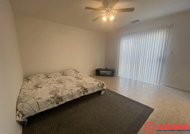 Building Photo - Spacious 3BD/2BA Home in Bakersfield's 93313 Area — Fully Equipped, Pets Welcome!