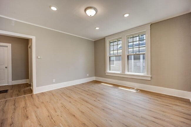 Building Photo - 508 N May Ave