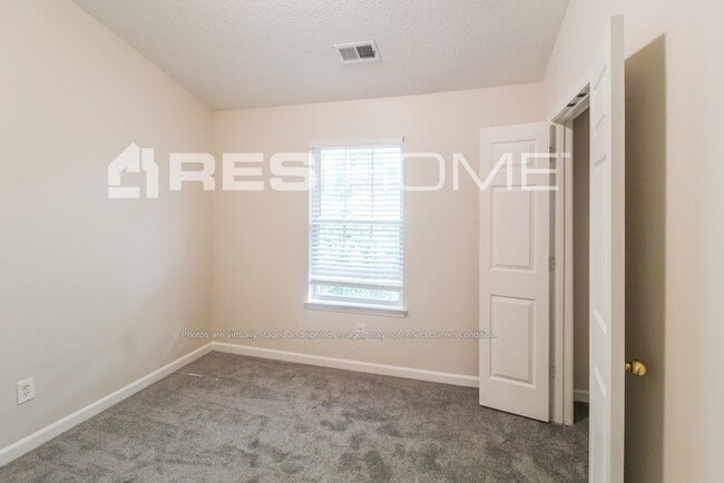 Building Photo - 211 Coral Cir